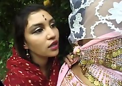 مشهد جنسي ساخن حقيقي في هندية سحاقية مع ريتا وهانا
